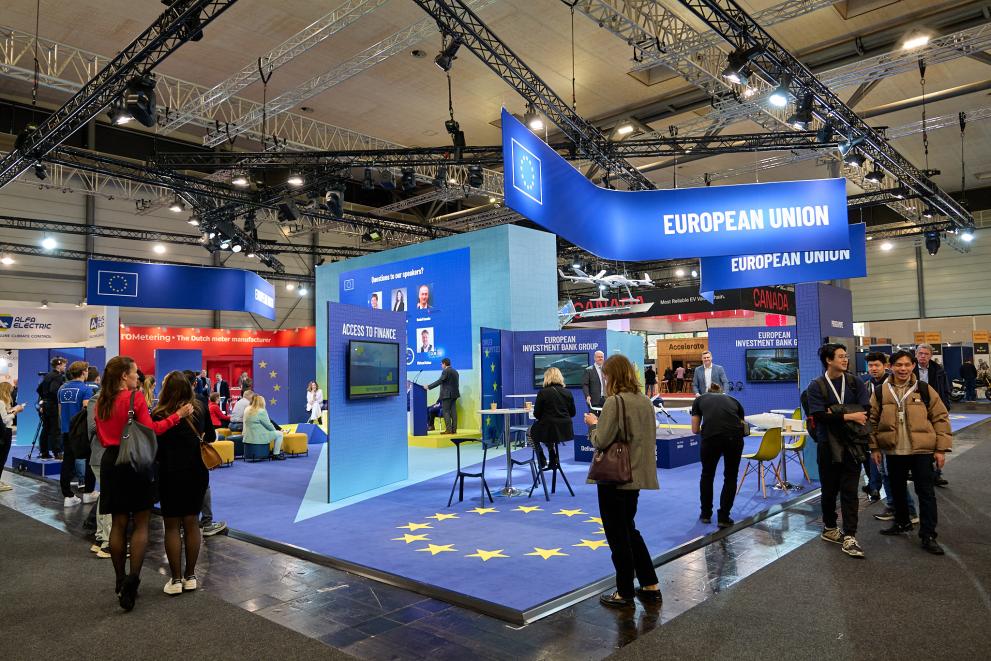 General view of the European Commission stand with several visitors present in one of the Hannover Messe halls